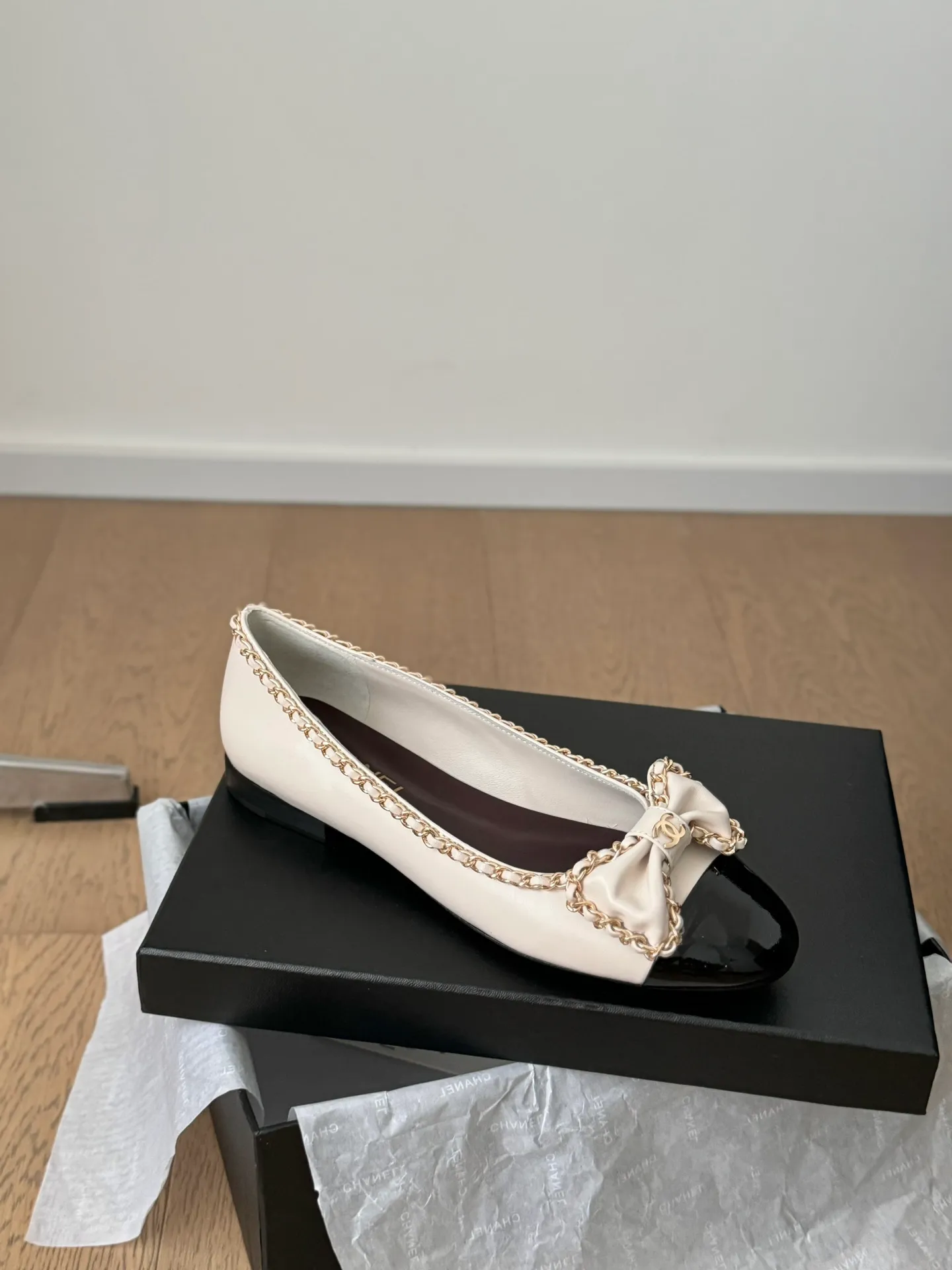 👟👟Ex-factory price 580👟👟 Purchasing agent Chanel Xiaoxiang 24A new chain double C thick heel shoes! 1:1 replica of the original. A classic among classics. It is perfect whether paired with trousers or skirts. The small round head design is very good at modifying the shape of the feet. A must-have for little fairies! The upper is made of imported lambskin, the lining is top-grade mixed sheepskin, and the outsole is imported Italian cowhide. Heel height: 2.5cm. Size: 35-39 (40/41/42/43 customized)